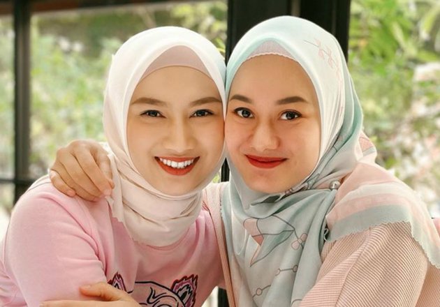 Adem Bener! Gaya Kompak Melody & Dinda Hauw Berhijab Pastel